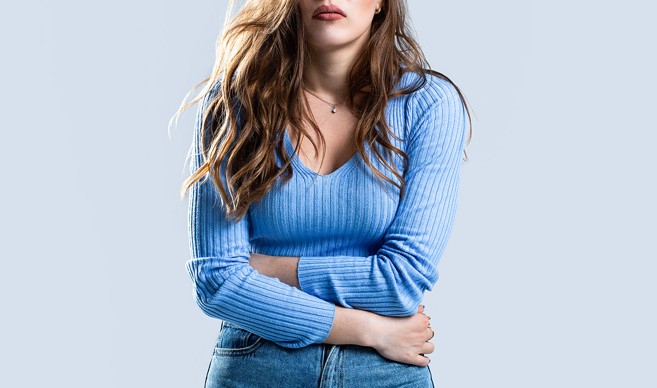 Caillots de sang pendant les règles : est-ce normal ? Découvrez quand s'inquiéter, les causes des règles abondantes et les solutions adaptées.